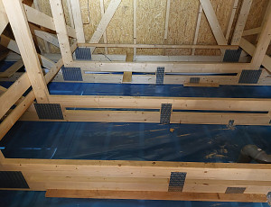 Zateplení stropu dřevostavby pomocí dřevovláknité foukané izolace